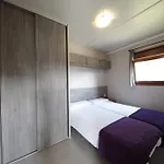 & 营地