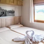 & 营地